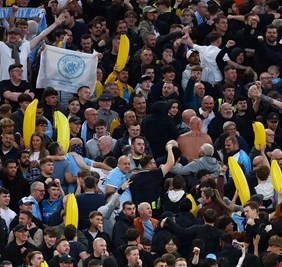 ما قصة بالونات الموز التي رفعتها جماهير مانشستر سيتي أمام ليفربول؟