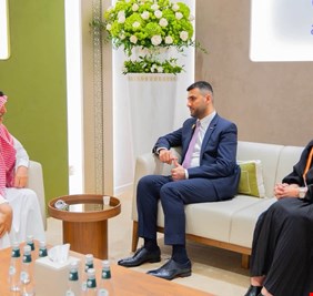 وزير الكهرباء يبحث مع «أكوا» السعودية مضاعفة سعة محطة الطاقة الشمسية في النجف إلى 2000 ميغاواط