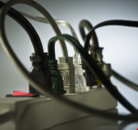 تترك وصلات المقابس موصولة بالكهرباء طوال الوقت؟.. هذا ما يحذرك منه الخبراء