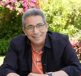 كيف كان رد فعل «عادل إمام» على صوره المفبركة؟ محمود سعد يكشف المفاجأة