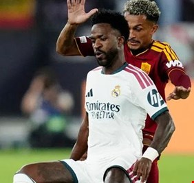 هل هاجم مورينيو؟.. غضب فينيسيوس بعد تبديله في مباراة روما وريال مدريد
