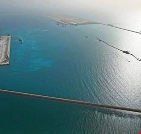 إنجاز كاسر الأمواج في ميناء الفاو بنسبة 100 بالمئة والنفق المغمور يقترب من الاكتمال