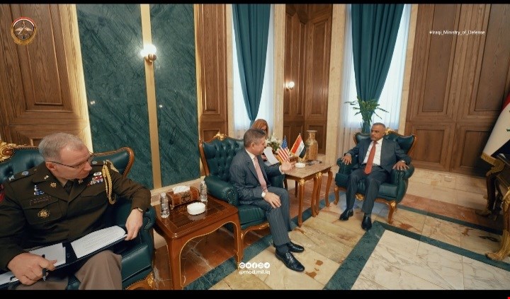 وزير الدفاع العراقي يبحث مع القائم بالأعمال الأمريكي تعزيز التعاون بين البلدين