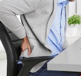 وسادة واحدة قد تخفف آلام ظهرك.. كيف تختار وضعية النوم المناسبة؟