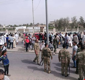 العشرات من ذوي نزلاء سجن المعقل يحتجون امامه