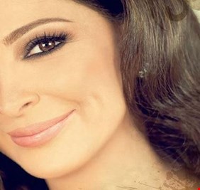 المسلمون يمنعون اليسا من إحتساء الخمر!