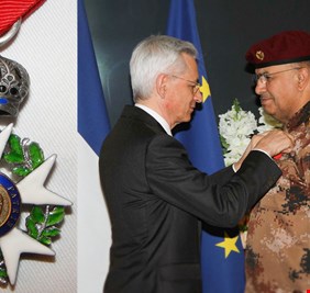 في حفل مهيب.. السفير الفرنسي يسلم شغاتي وسام الشرف الفرنسي