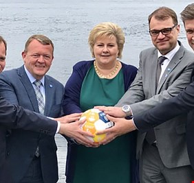 رؤساء وزراء الدول الإسكندنافية يسخرون من صورة ترامب والملك سلمان