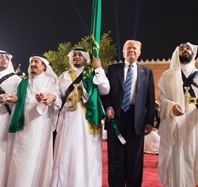 بعد المواجهة بالسيف سلمان يهزم ترامب في تويتر