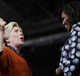 هيلاري كلينتون ترفض مشاركة ميشيل أوباما الطائرة