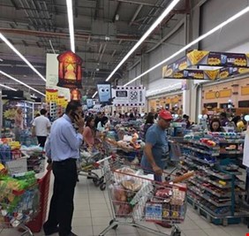 القطريون يخزنون الطعام ردا على قطع العلاقات