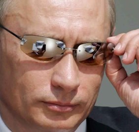 بوتين يغازل صحفية أمريكية ويشيد بجمالها