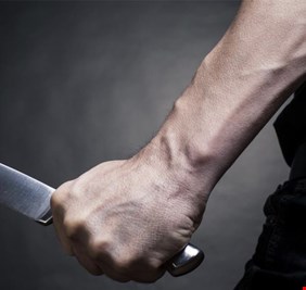 طالب يطعن معاون مدرسي ويصيبه بجروح خطيرة