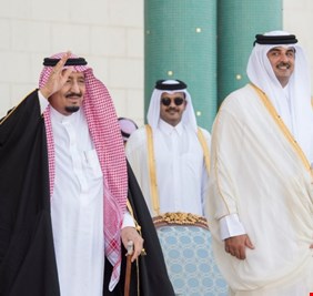 أغلقت السعودية حدودها معها، فاختنقت دولة قطر العظمى!!