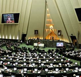 مهاجم مجهول يطلق النار في البرلمان الايراني