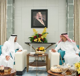 ديفيد هيرست” يحذر الرياض وأبوظبي: “قطر ليست لقمة سائغة”