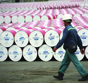 النفط يواصل الانحدار