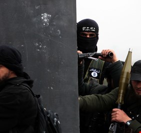 عبر الحدود السعودية .. داعش ينفذ هجومآ كبيرآ على سجن الناصرية واهداف حيوية في السماوة..