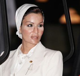 أسرار سيدة قطر الحديدية موزة ... كيف أجبرت الكل على تعلم الانكليزية