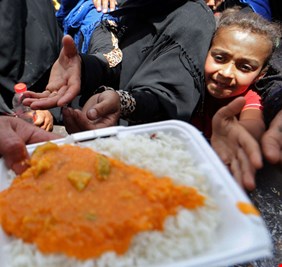 بالصور ...  جريدة الرأية القطرية تعاير العراقيين بموائد الرحمن التي تقيمها منظمة قطرية!!