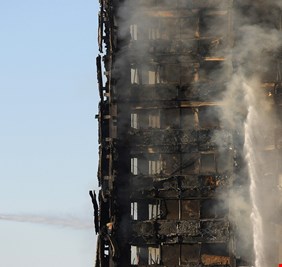 حريق هائل يلتهم برجا سكنيا في لندن