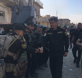 بالصور: القائد المنتصر عبد الوهاب الساعدي يشكر جنوده على تحرير أول احياء المدينة القديمة في الموصل دون خسائر