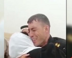 جندي بالقوات الخاصة العراقية يلتقي والديه بين نازحي الموصل  فينهار بالبكاء