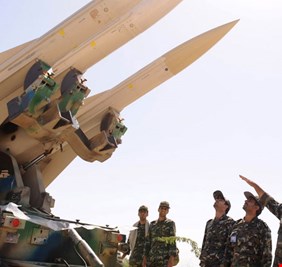 ماعلاقة العراق بالهجوم الصاروخي الإيراني على دير الزور؟