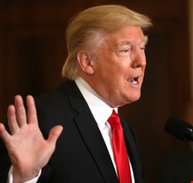 مدرس شاذ جنسيا يضع ترامب في موقف محرج!