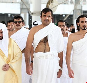 مفاجأة .. رغم الحظر أمير قطر في السعودية