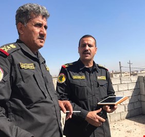 بالفيديو .. شاهد كيف يلقي عبد الوهاب الساعدي  بيده رمانة على مقر لداعش في منطقة الميدان بالموصل