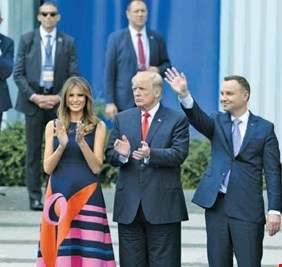 رئيس بولندا: هذه حقيقة مصافحة زوجتي لترامب