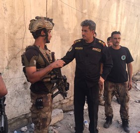 بالفيديو .. شاهد كيف يلقي عبد الوهاب الساعدي  بيده رمانة على مقر لداعش في منطقة الميدان بالموصل