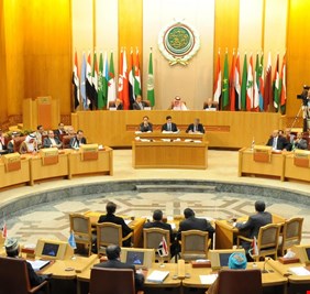 وزيرا إعلام قطر والسعودية ( يتهاوشان) في القاهرة !!