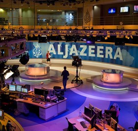 التايمز: الإمارات تتراجع عن مطالبة قطر بإغلاق 