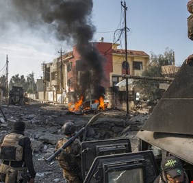 بالفيديو : عشرات الجرذان الداعشية تخرج مذعورة من جحورها تحت الأرض