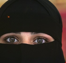 بالفيديو داعشية عربية (حلوة) تقول:  جهاد النكاح كذبة .. ما في جهاد نكاح !!