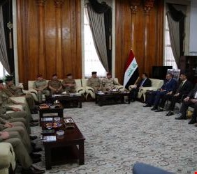 بالفيديو وزير الدفاع يكرم قائد عمليات قادمون يانينوى