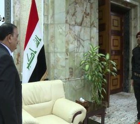 بالفيديو وزير الدفاع يكرم أسد الموصل