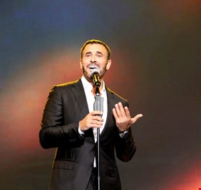 كاظم الساهر يفك الحصار عن قطر