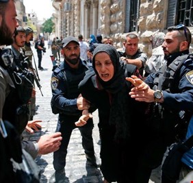 داعية سعودي يسخر من الفلسطينيين  في الأقصى: “لماذا تهربوا.. الم تقولوا ان الموت في سبيل الاقصى شهادة!”