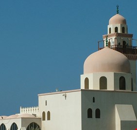 بالفيديو.. مفاجأة مذهلة لسعوديين نصبوا كاميرات لكشف من يسرق أحذيتهم يوميًا عند المسجد