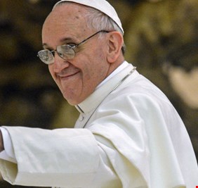 بابا الفاتيكان: الله لا يملك عصا سحرية