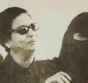 قصة صورة جمعت أم كلثوم وسيدة بدوية