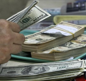 الدولار يهبط أمام اليورو بسبب تصريحات 