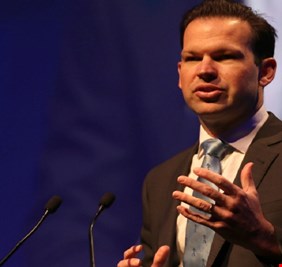 استقالة وزير أسترالي بعد كشف والدته لسر غريب