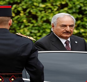 قائد الجيش الليبي يرحب بالقذافي