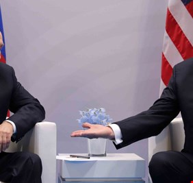 ترامب في حيرة.. وواشنطن مضطرة لسحب مئات من دبلوماسييها لدى موسكو