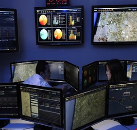 أسرائيل تبني لترامب جداره العازل