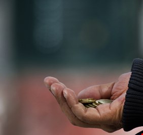 أغرب من الخيال قصة المتسولة المليونيرة في النجف (صور)